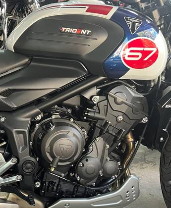 TRIUMPH TRIDENT 660 TRIPLE TRIBUTE EDITION TRIUMPH TRIDENT 660 TRIPLE TRIBUTE EDITION
